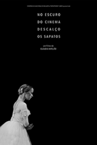 No escuro do cinema descalço os sapatos 
